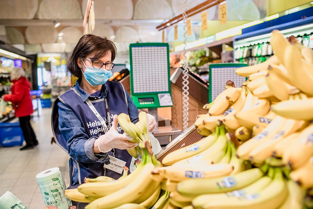 "Anita Montonen laittaa banaaneja muovipussiin."