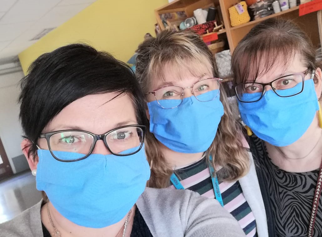 "Ohjaajat Anne Vinkka, Sanna Kinnula ja Kaisa Hyyppä poseeraavat maskit kasvoillaan." 